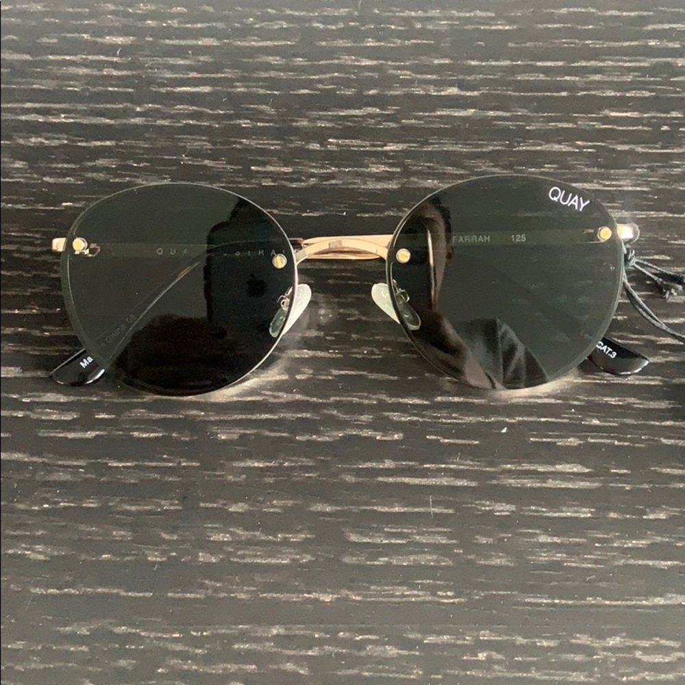 Quay Farrah Round Green tinted classes. Brand new.